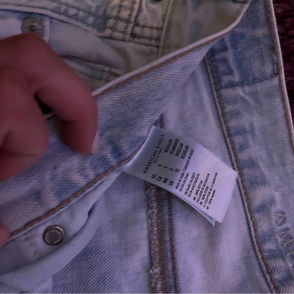 American Eagle Ripped Mom Jeans Light Wash NWOT - Picture 4 of 6